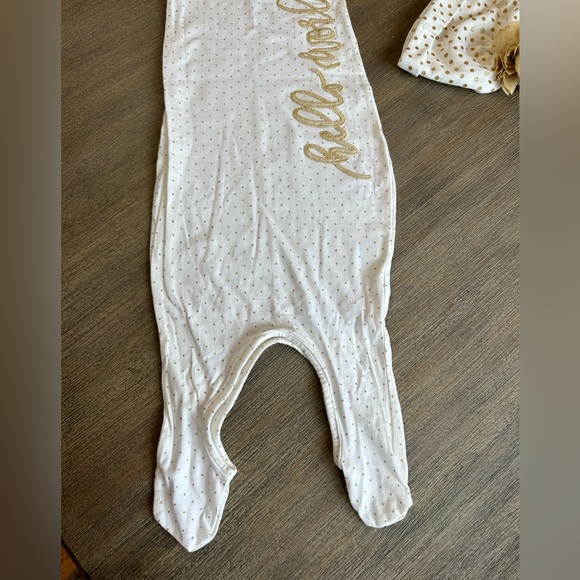 Mud Pie 0-3 months gown with matching cap - Picture 8 of 9